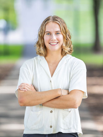 Portrait of Gwen Eichfeld ’25