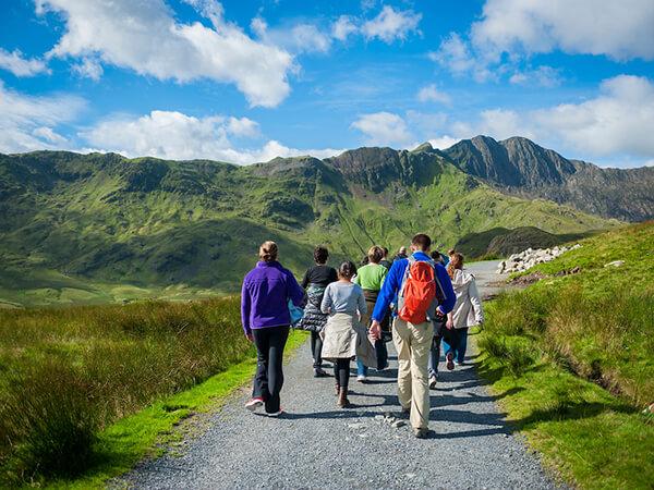 Students on a Colgate study group walk through the hills of Snowdonia National Park.