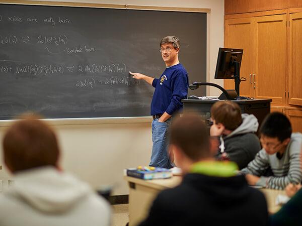 Professor Ephraim Woods teaching Colgate chemistry students
