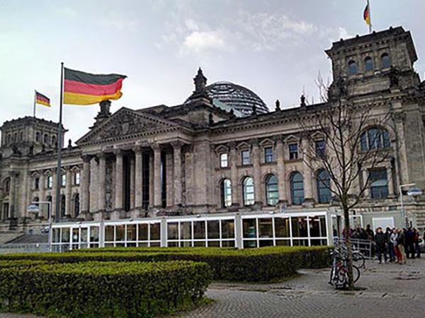 Students in the Freiburg study group line up outside the Reichstag in Berlin.