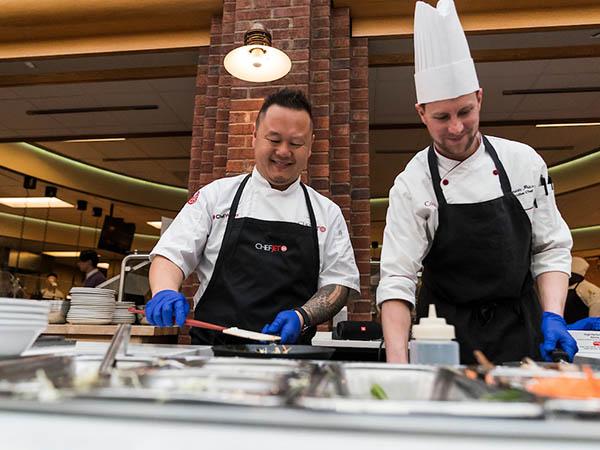 Chef Jet Tila visits Frank Dining Hall and prepares vegetarian stir fry meals for students