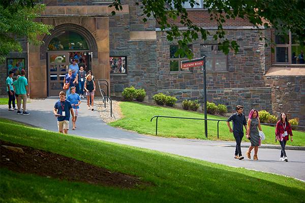 Students on arrival day outside Frank Dining Hall