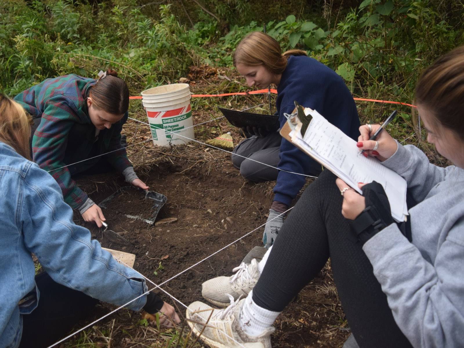 Colgate students dig at an archaeological site in Poolville for ANTH 253: Field Methods in Archaeology.