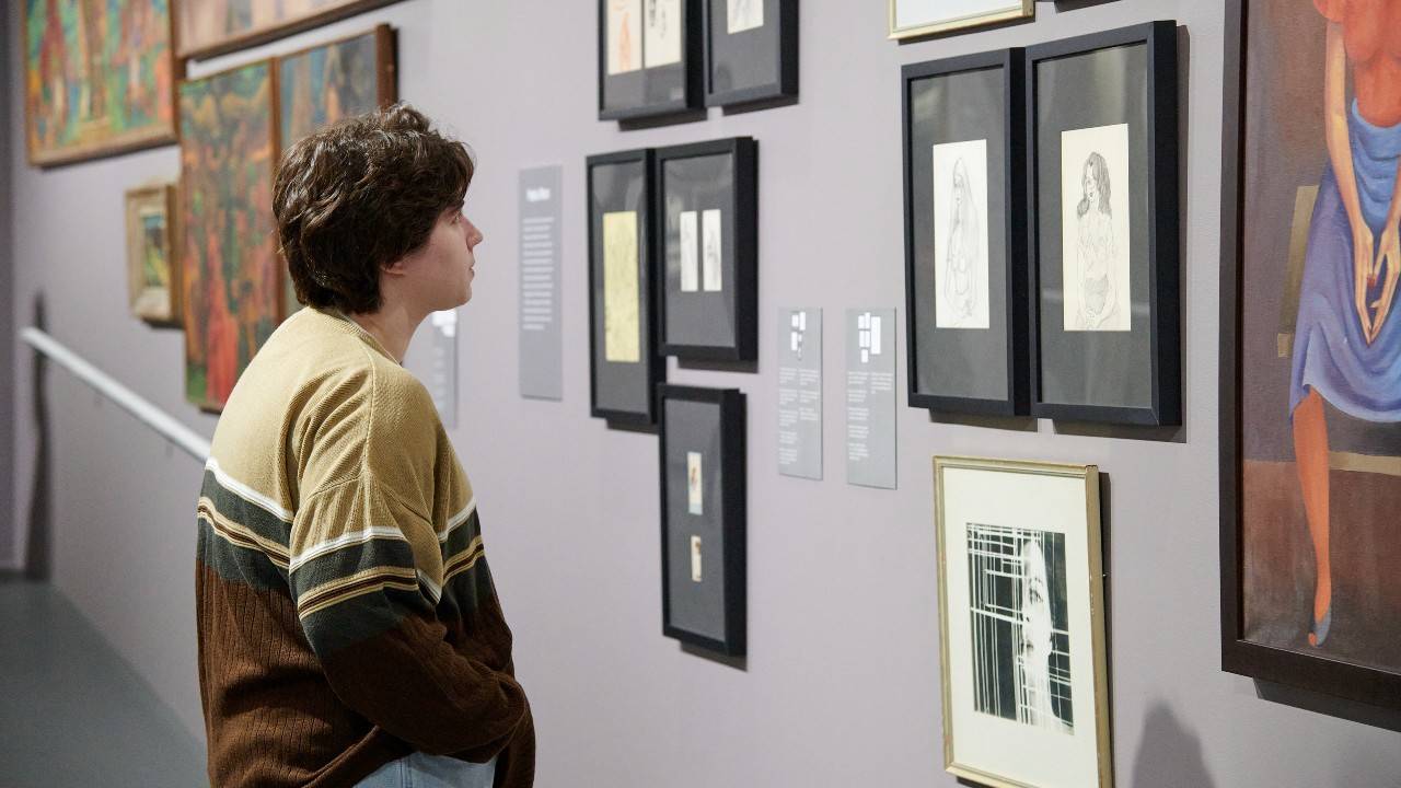 Student views art exhibition