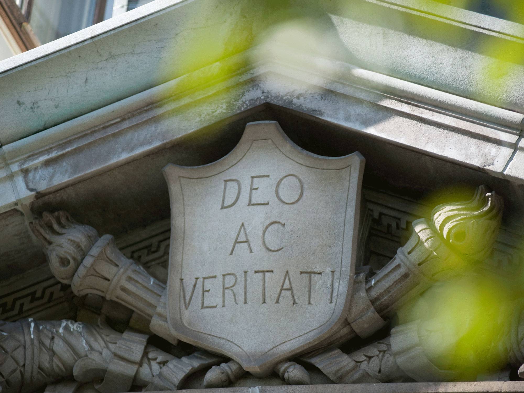 deo ac veritati carved in stone